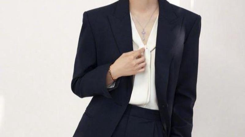 袁泉华晨宇首度同框亮相盛典