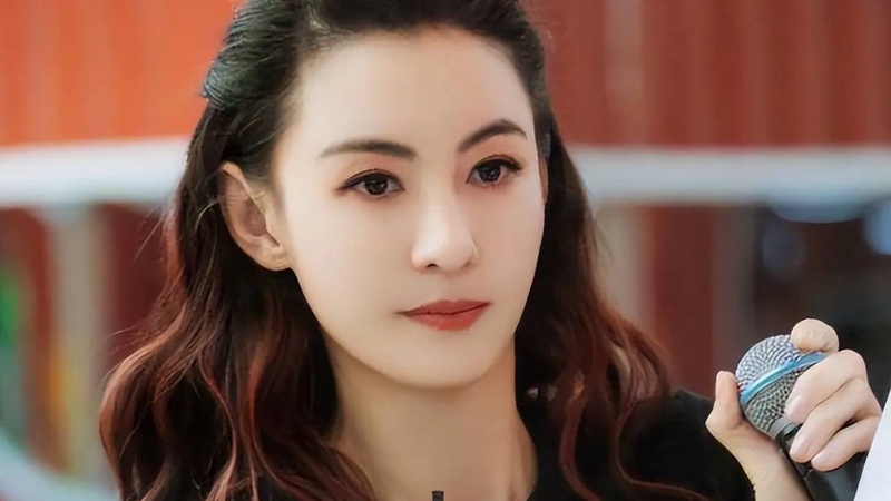 张柏芝杨超越活动同框热聊，两代女神跨越年龄差展现温馨互动